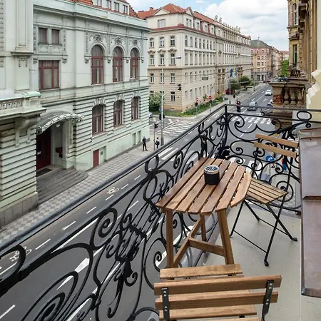 아파트호텔 Downtown - Zborovska 4*
