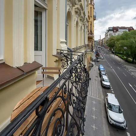 Downtown - Zborovska 아파트호텔