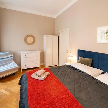 Downtown - Zborovska 아파트호텔 4*