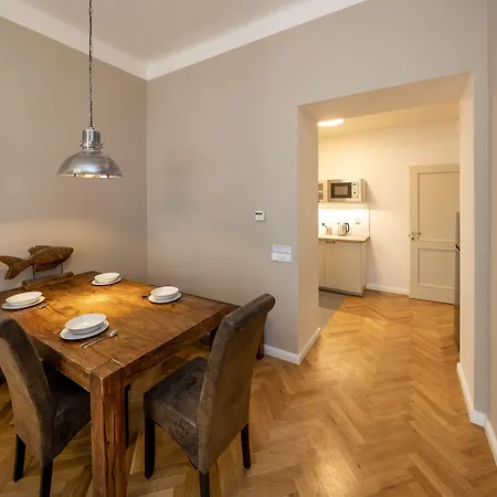 아파트호텔 Downtown - Zborovska 4*