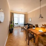 Downtown - Zborovska アパートホテル 4*
