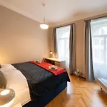 Downtown - Zborovska アパートホテル 4*