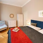 Downtown - Zborovska アパートホテル 4*