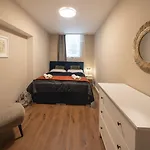 Downtown - Zborovska アパートホテル 4*