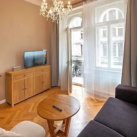 Downtown - Zborovska 4* Prague