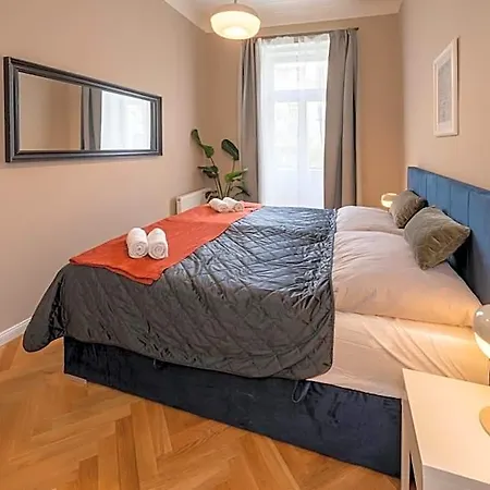 Aparthotel Downtown - Zborovska 4*