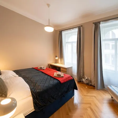 Downtown - Zborovska 아파트호텔 4*