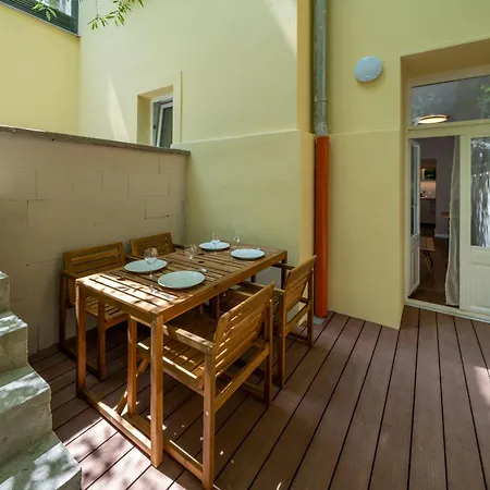 Aparthotel Downtown - Zborovska 4*